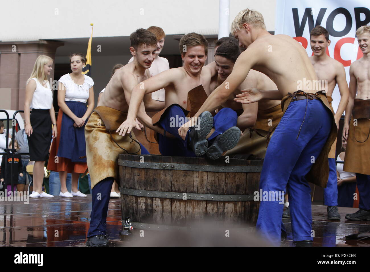 Worms, Deutschland. 25 Aug, 2018. Die Teilnehmer führen die Tanz der Leder. Der größte Wein- und Volksfest am Rhein, das backfischfest in Worms begann mit der traditionellen Übergabe der Macht aus dem Oberbürgermeister, dem Bürgermeister der fishermenÕs Lea. Die Zeremonie wurde von Tänzen und Musik umrahmt. Quelle: Michael Debets/Pacific Press/Alamy leben Nachrichten Stockfoto