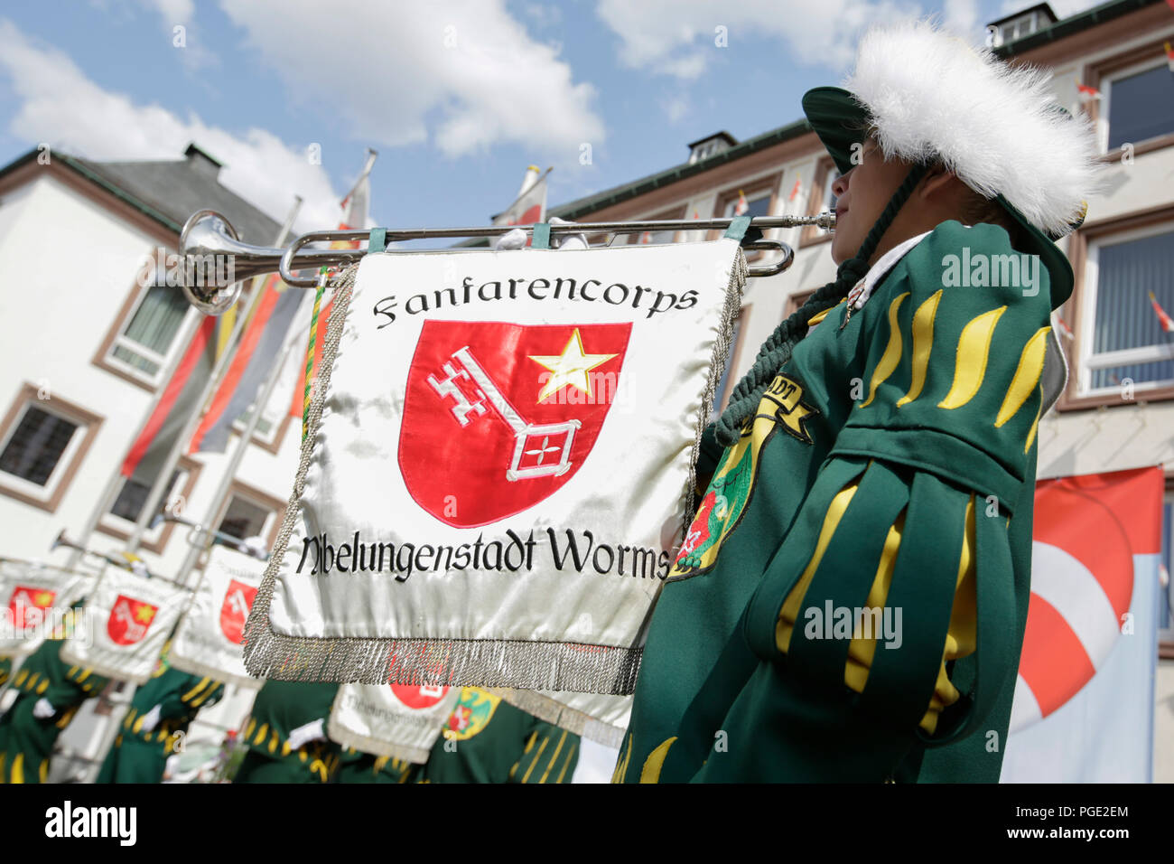 Worms, Deutschland. 25 Aug, 2018. Trompete Boten aus der Fanfare Corps der Stadt Worms durchführen, bei der Eröffnung. Der größte Wein- und Volksfest am Rhein, das backfischfest in Worms begann mit der traditionellen Übergabe der Macht aus dem Oberbürgermeister, dem Bürgermeister von der Fischer, Lea. Die Zeremonie wurde von Tänzen und Musik umrahmt. Quelle: Michael Debets/Pacific Press/Alamy leben Nachrichten Stockfoto