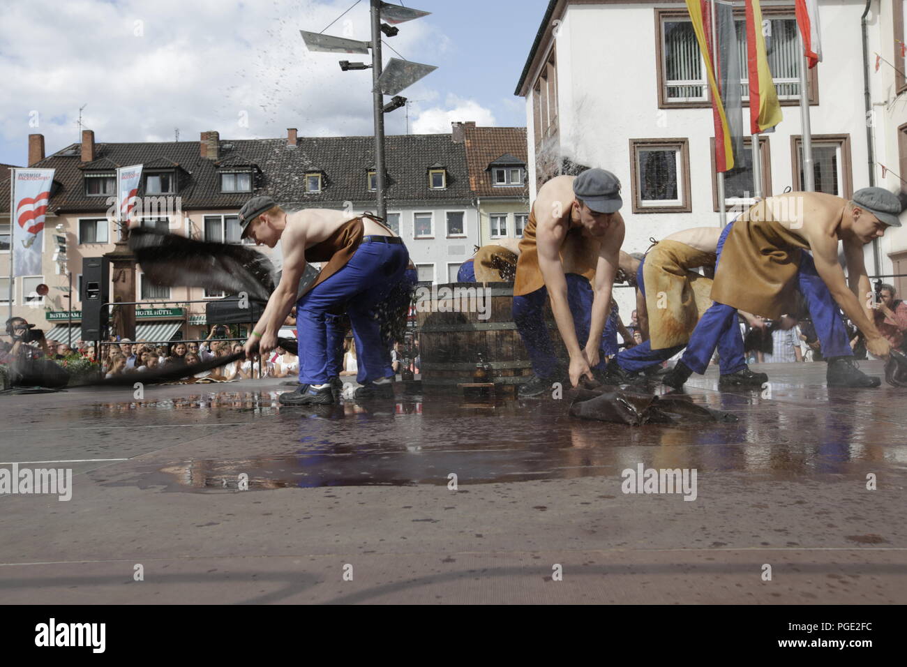 Worms, Deutschland. 25 Aug, 2018. Die Teilnehmer führen die Tanz der Leder. Der größte Wein- und Volksfest am Rhein, das backfischfest in Worms begann mit der traditionellen Übergabe der Macht aus dem Oberbürgermeister, dem Bürgermeister der fishermenÕs Lea. Die Zeremonie wurde von Tänzen und Musik umrahmt. Quelle: Michael Debets/Pacific Press/Alamy leben Nachrichten Stockfoto