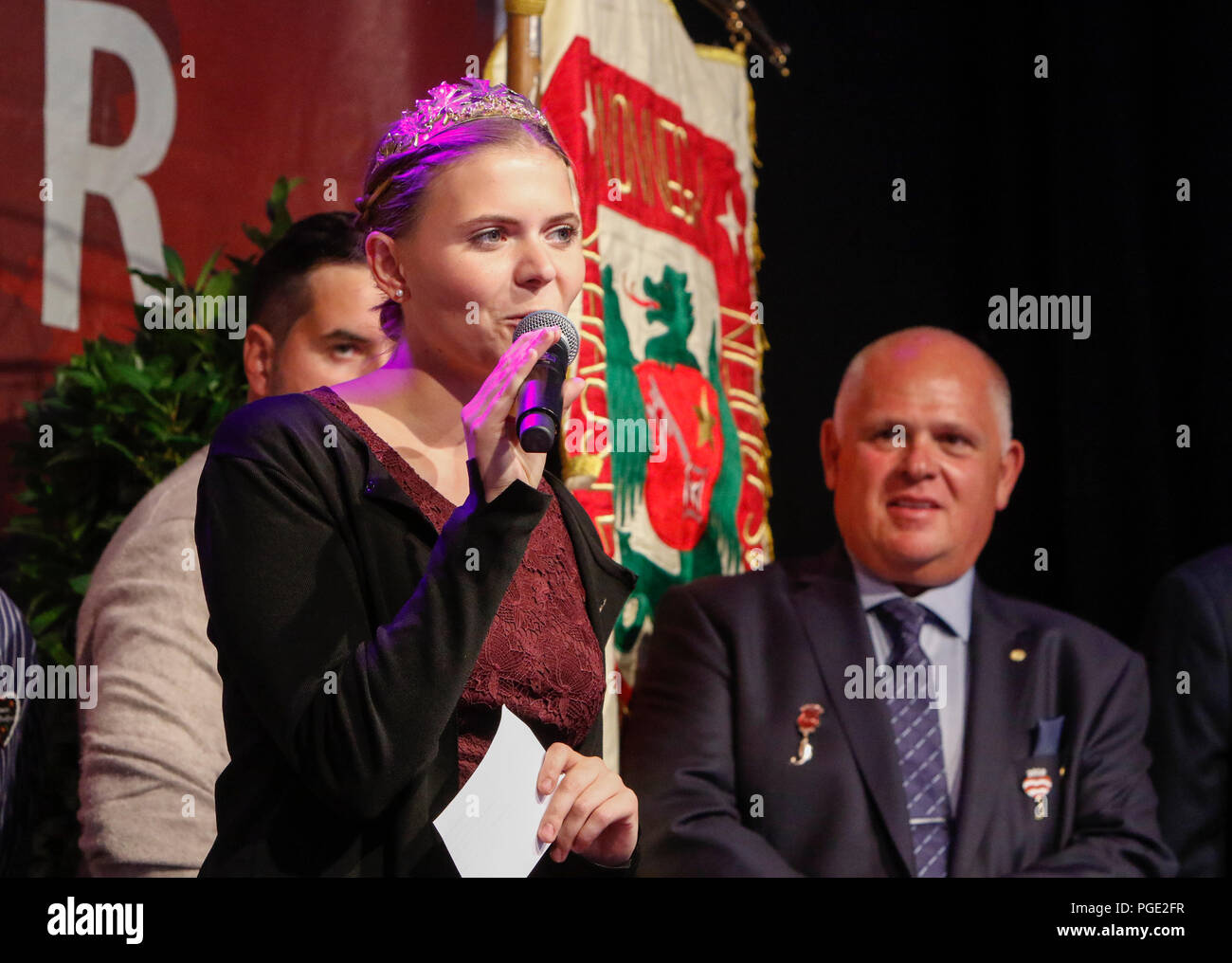 Worms, Deutschland. 25 Aug, 2018. Die Rhine-Hessian Weinkönigin Lea Kopp Adressen der Menge. Der größte Wein- und Volksfest am Rhein, das backfischfest in Worms begann mit der traditionellen Übergabe der Macht aus dem Oberbürgermeister, dem Bürgermeister von der Fischer, Lea. Die Zeremonie wurde von Tänzen und Musik umrahmt. Quelle: Michael Debets/Pacific Press/Alamy leben Nachrichten Stockfoto