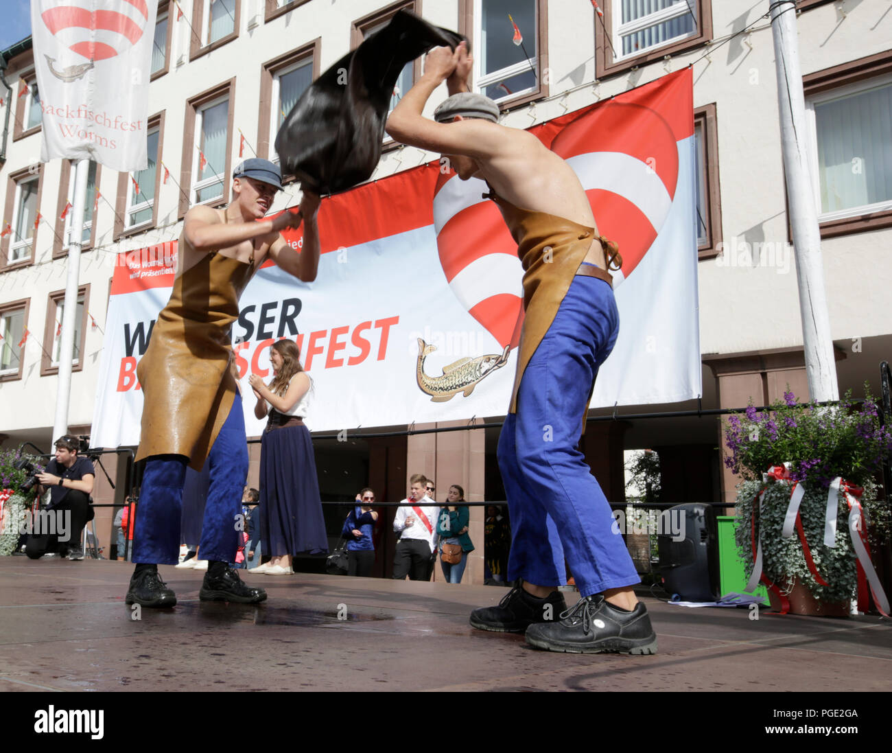 Worms, Deutschland. 25 Aug, 2018. Die Teilnehmer führen die Tanz der Leder. Der größte Wein- und Volksfest am Rhein, das backfischfest in Worms begann mit der traditionellen Übergabe der Macht aus dem Oberbürgermeister, dem Bürgermeister von der Fischer, Lea. Die Zeremonie wurde von Tänzen und Musik umrahmt. Quelle: Michael Debets/Pacific Press/Alamy leben Nachrichten Stockfoto