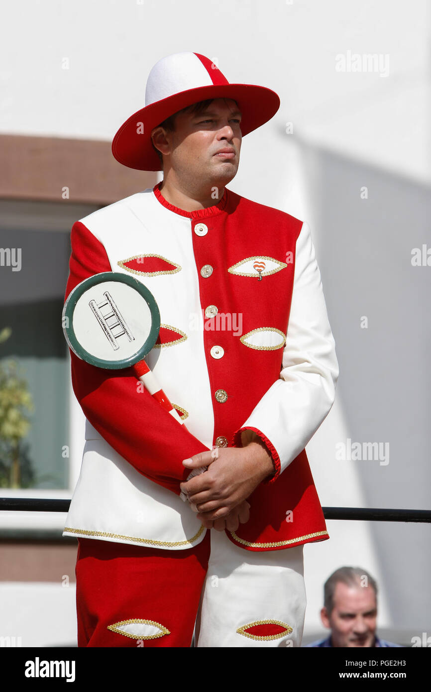Worms, Deutschland. 25 Aug, 2018. Nahaufnahme einer gesellenprüfung im traditionellen Kostüm. Der größte Wein- und Volksfest am Rhein, das backfischfest in Worms begann mit der traditionellen Übergabe der Macht aus dem Oberbürgermeister, dem Bürgermeister von der Fischer, Lea. Die Zeremonie wurde von Tänzen und Musik umrahmt. Quelle: Michael Debets/Pacific Press/Alamy leben Nachrichten Stockfoto
