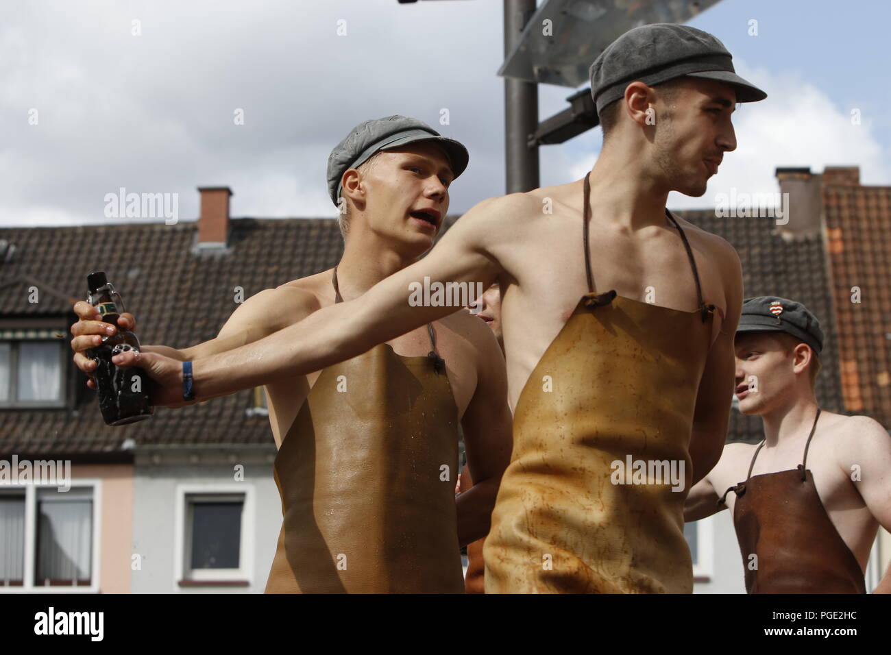 Worms, Deutschland. 25 Aug, 2018. Die Teilnehmer führen die Tanz der Leder. Der größte Wein- und Volksfest am Rhein, das backfischfest in Worms begann mit der traditionellen Übergabe der Macht aus dem Oberbürgermeister, dem Bürgermeister der fishermenÕs Lea. Die Zeremonie wurde von Tänzen und Musik umrahmt. Quelle: Michael Debets/Pacific Press/Alamy leben Nachrichten Stockfoto