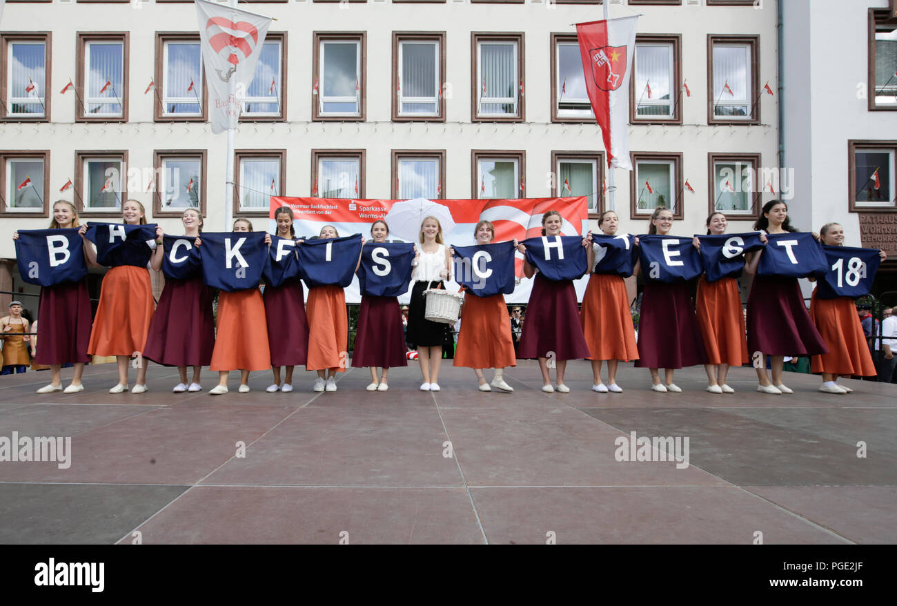 Worms, Deutschland. 25 Aug, 2018. Die Teilnehmer heben ihre Schürze, nachdem Sie den Tanz der fishwives durchgeführt haben. Underneats", backfischfest 17' ist Dinkel. Der größte Wein- und Volksfest am Rhein, das backfischfest in Worms begann mit der traditionellen Übergabe der Macht aus dem Oberbürgermeister, dem Bürgermeister von der Fischer, Lea. Die Zeremonie wurde von Tänzen und Musik umrahmt. Quelle: Michael Debets/Pacific Press/Alamy leben Nachrichten Stockfoto