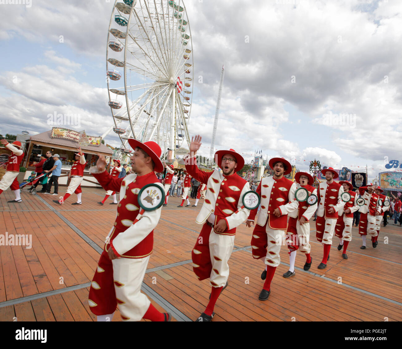 Worms, Deutschland. 25 Aug, 2018. Gesellen März über das Messegelände. Der größte Wein- und Volksfest am Rhein, das backfischfest in Worms begann mit der traditionellen Übergabe der Macht aus dem Oberbürgermeister, dem Bürgermeister von der Fischer, Lea. Die Zeremonie wurde von Tänzen und Musik umrahmt. Quelle: Michael Debets/Pacific Press/Alamy leben Nachrichten Stockfoto