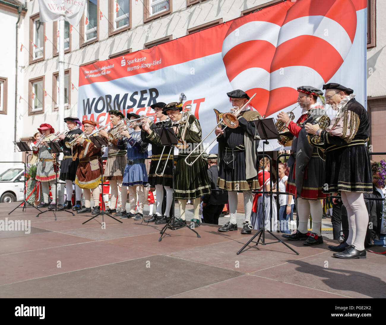 Worms, Deutschland. 25 Aug, 2018. Die Barocke Brass Band führt bei der Eröffnung. Der größte Wein- und Volksfest am Rhein, das backfischfest in Worms begann mit der traditionellen Übergabe der Macht aus dem Oberbürgermeister, dem Bürgermeister von der Fischer, Lea. Die Zeremonie wurde von Tänzen und Musik umrahmt. Quelle: Michael Debets/Pacific Press/Alamy leben Nachrichten Stockfoto