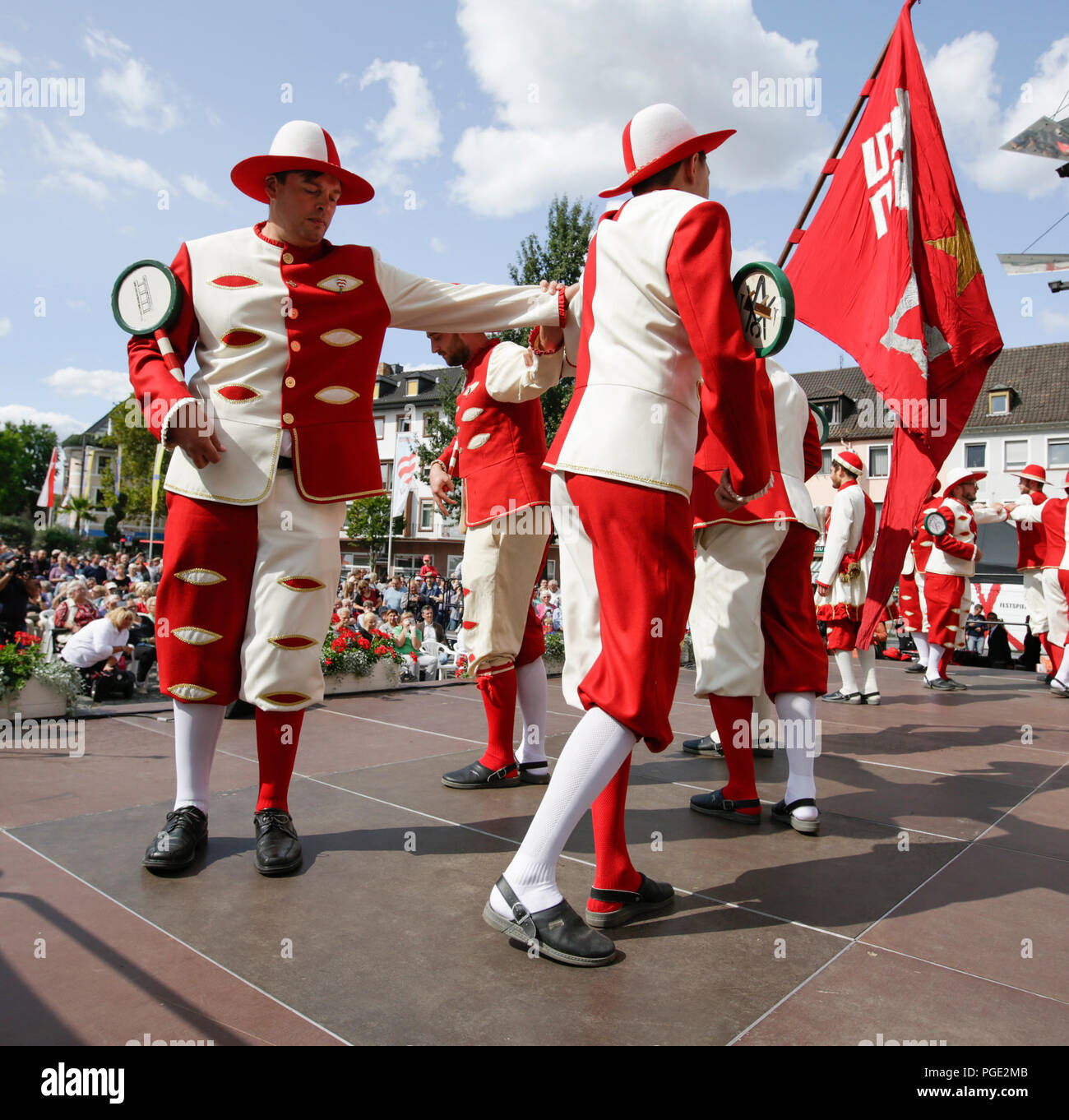 Worms, Deutschland. 25 Aug, 2018. Gesellen führen den Tanz der Gesellen auf der Eröffnungsfeier der Backfischfest 2018. Der größte Wein- und Volksfest am Rhein, das backfischfest in Worms begann mit der traditionellen Übergabe der Macht aus dem Oberbürgermeister, dem Bürgermeister von der Fischer, Lea. Die Zeremonie wurde von Tänzen und Musik umrahmt. Quelle: Michael Debets/Pacific Press/Alamy leben Nachrichten Stockfoto