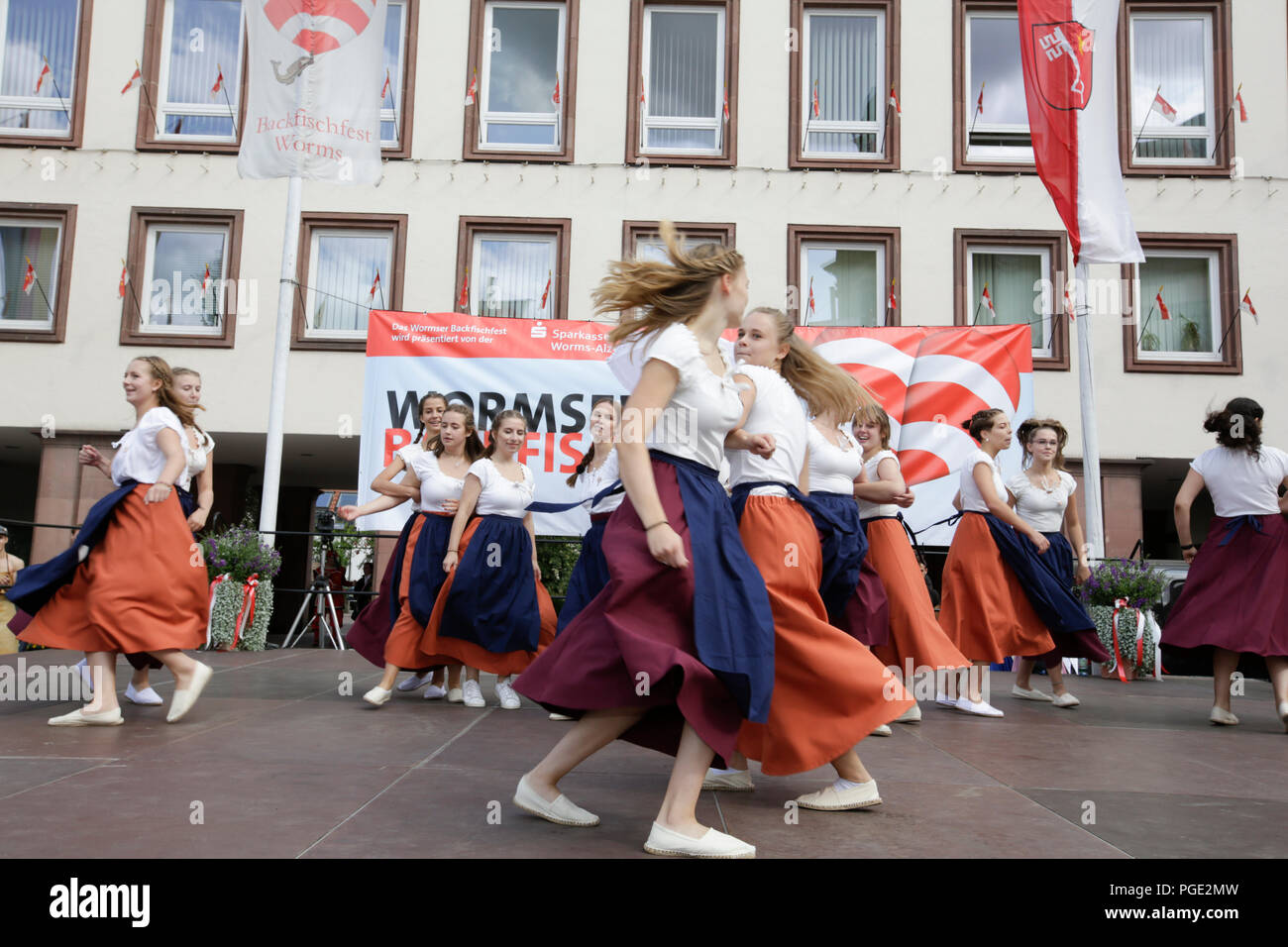 Worms, Deutschland. 25 Aug, 2018. Die Teilnehmer führen die Tanz Der fishwives. Der größte Wein- und Volksfest am Rhein, das backfischfest in Worms begann mit der traditionellen Übergabe der Macht aus dem Oberbürgermeister, dem Bürgermeister von der Fischer, Lea. Die Zeremonie wurde von Tänzen und Musik umrahmt. Quelle: Michael Debets/Pacific Press/Alamy leben Nachrichten Stockfoto