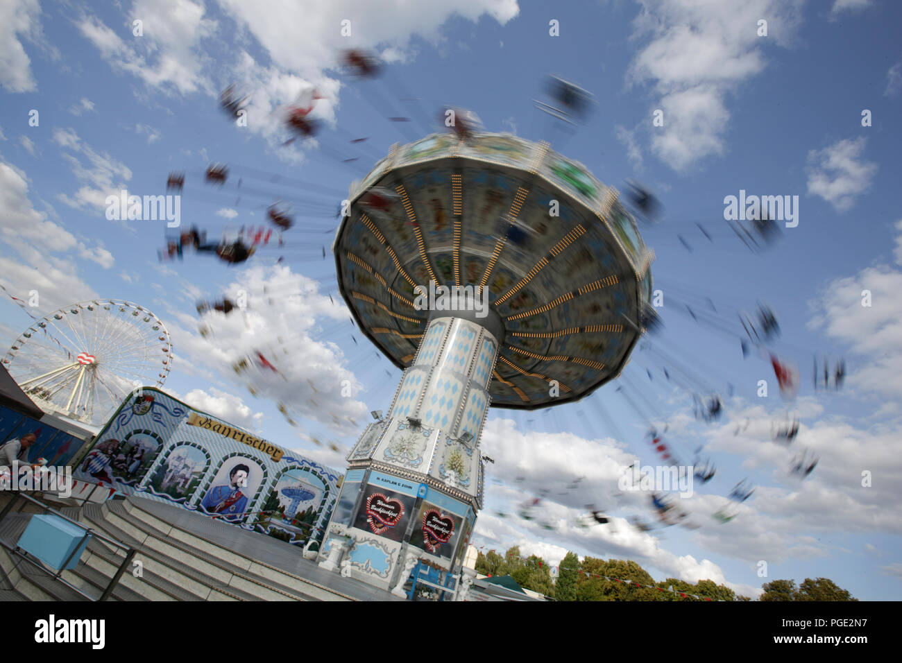 Worms, Deutschland. 25 Aug, 2018. Eine Schaukel Fahrt an die 2018 Backfischfest Kirmes. Der größte Wein- und Volksfest am Rhein, das backfischfest in Worms begann mit der traditionellen Übergabe der Macht aus dem Oberbürgermeister, dem Bürgermeister von der Fischer, Lea. Die Zeremonie wurde von Tänzen und Musik umrahmt. Quelle: Michael Debets/Pacific Press/Alamy leben Nachrichten Stockfoto