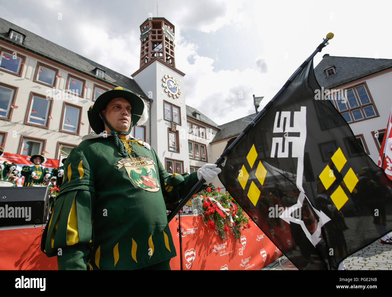Worms, Deutschland. 25 Aug, 2018. Eine Farbe Gard aus dem Fanfaren Corps der Stadt Worms ist mit einer Fahne bei der eröffnungsfeier dargestellt. Der größte Wein- und Volksfest am Rhein, das backfischfest in Worms begann mit der traditionellen Übergabe der Macht aus dem Oberbürgermeister, dem Bürgermeister von der Fischer, Lea. Die Zeremonie wurde von Tänzen und Musik umrahmt. Quelle: Michael Debets/Pacific Press/Alamy leben Nachrichten Stockfoto