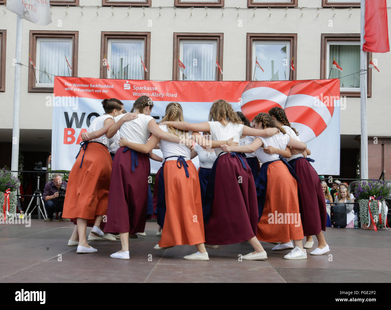 Worms, Deutschland. 25 Aug, 2018. Die Teilnehmer führen die Tanz Der fishwives. Der größte Wein- und Volksfest am Rhein, das backfischfest in Worms begann mit der traditionellen Übergabe der Macht aus dem Oberbürgermeister, dem Bürgermeister von der Fischer, Lea. Die Zeremonie wurde von Tänzen und Musik umrahmt. Quelle: Michael Debets/Pacific Press/Alamy leben Nachrichten Stockfoto