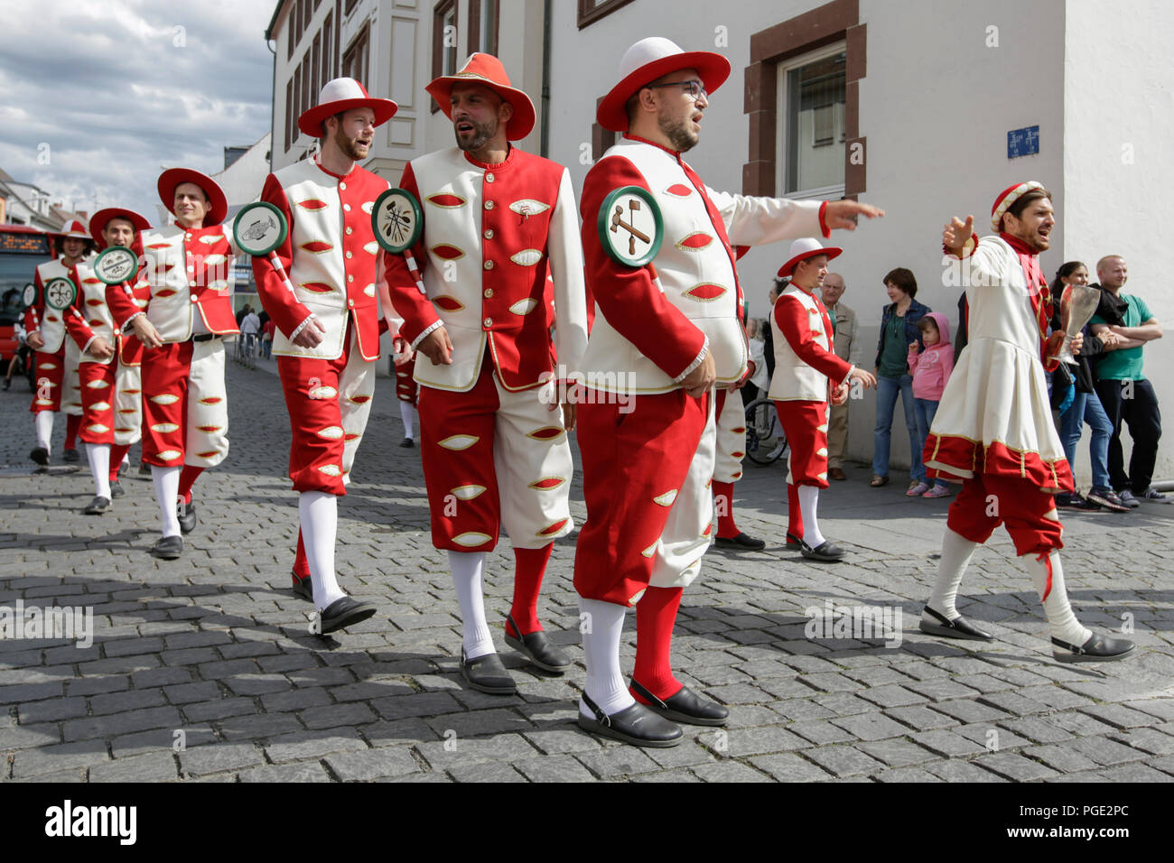 Worms, Deutschland. 25 Aug, 2018. Gesellen Marsch durch die Innenstadt von Worms. Der größte Wein- und Volksfest am Rhein, das backfischfest in Worms begann mit der traditionellen Übergabe der Macht aus dem Oberbürgermeister, dem Bürgermeister von der Fischer, Lea. Die Zeremonie wurde von Tänzen und Musik umrahmt. Quelle: Michael Debets/Pacific Press/Alamy leben Nachrichten Stockfoto