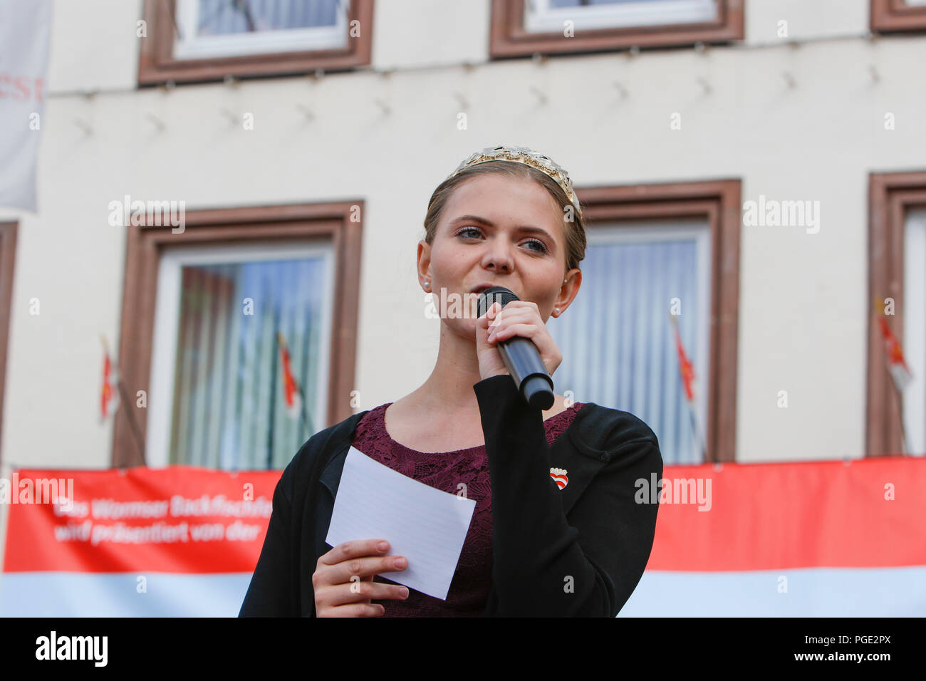 Worms, Deutschland. 25 Aug, 2018. Die Rhine-Hessian Weinkönigin Lea Kopp Adressen der Menge. Der größte Wein- und Volksfest am Rhein, das backfischfest in Worms begann mit der traditionellen Übergabe der Macht aus dem Oberbürgermeister, dem Bürgermeister von der Fischer, Lea. Die Zeremonie wurde von Tänzen und Musik umrahmt. Quelle: Michael Debets/Pacific Press/Alamy leben Nachrichten Stockfoto
