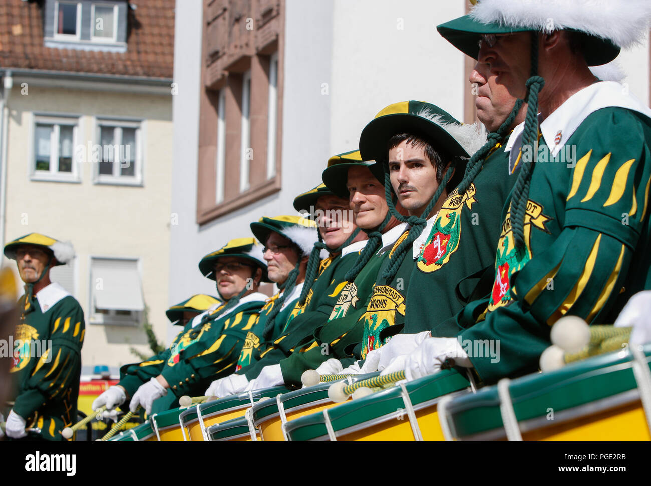 Worms, Deutschland. 25 Aug, 2018. Drummer in den Fanfaren Corps der Stadt Worms durchführen, bei der Eröffnung. Der größte Wein- und Volksfest am Rhein, das backfischfest in Worms begann mit der traditionellen Übergabe der Macht aus dem Oberbürgermeister, dem Bürgermeister von der Fischer, Lea. Die Zeremonie wurde von Tänzen und Musik umrahmt. Quelle: Michael Debets/Pacific Press/Alamy leben Nachrichten Stockfoto