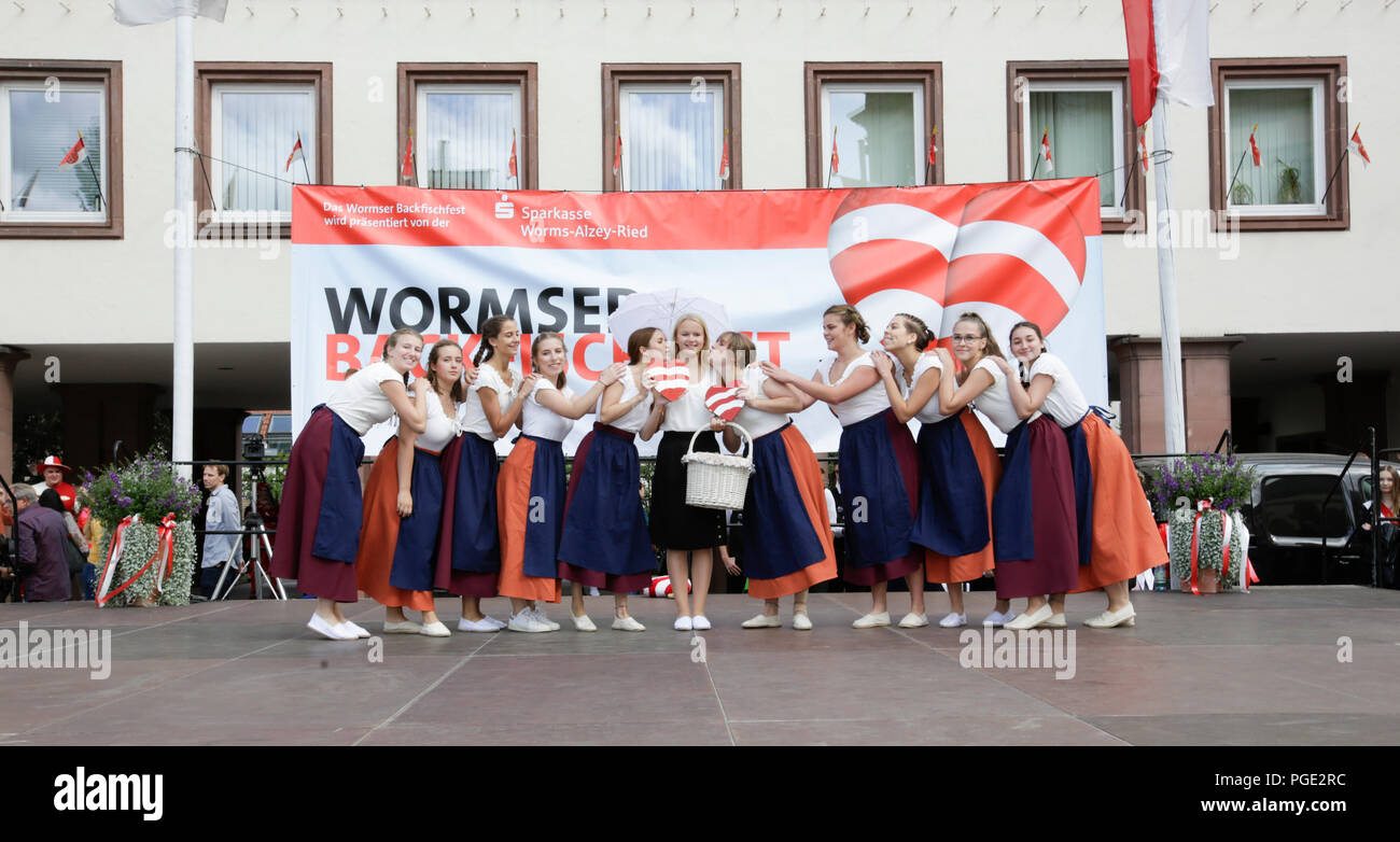 Worms, Deutschland. 25 Aug, 2018. Die Teilnehmer führen die Tanz Der fishwives. Der größte Wein- und Volksfest am Rhein, das backfischfest in Worms begann mit der traditionellen Übergabe der Macht aus dem Oberbürgermeister, dem Bürgermeister von der Fischer, Lea. Die Zeremonie wurde von Tänzen und Musik umrahmt. Quelle: Michael Debets/Pacific Press/Alamy leben Nachrichten Stockfoto