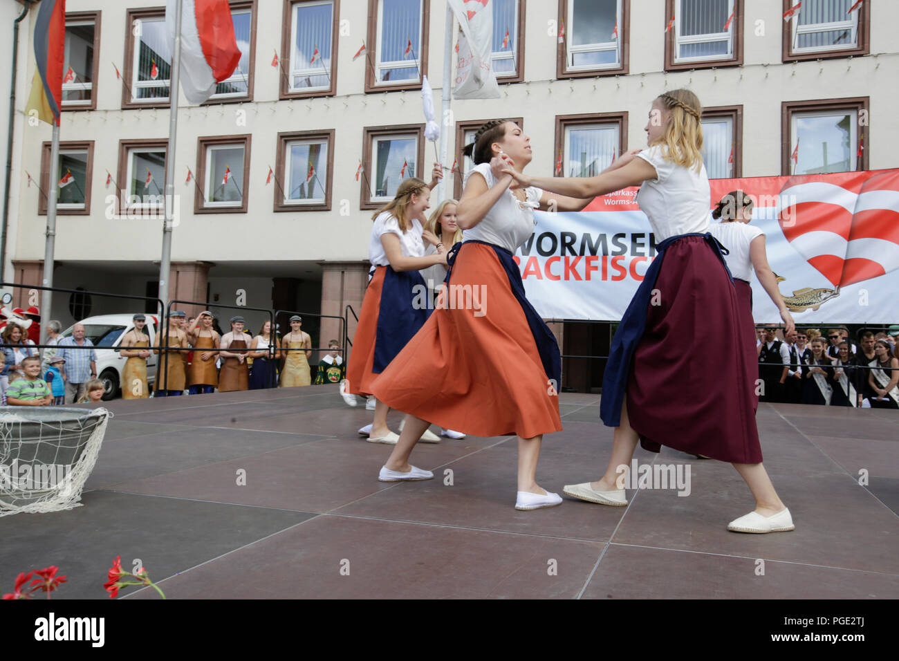 Worms, Deutschland. 25 Aug, 2018. Die Teilnehmer führen die Tanz Der fishwives. Der größte Wein- und Volksfest am Rhein, das backfischfest in Worms begann mit der traditionellen Übergabe der Macht aus dem Oberbürgermeister, dem Bürgermeister von der Fischer, Lea. Die Zeremonie wurde von Tänzen und Musik umrahmt. Quelle: Michael Debets/Pacific Press/Alamy leben Nachrichten Stockfoto