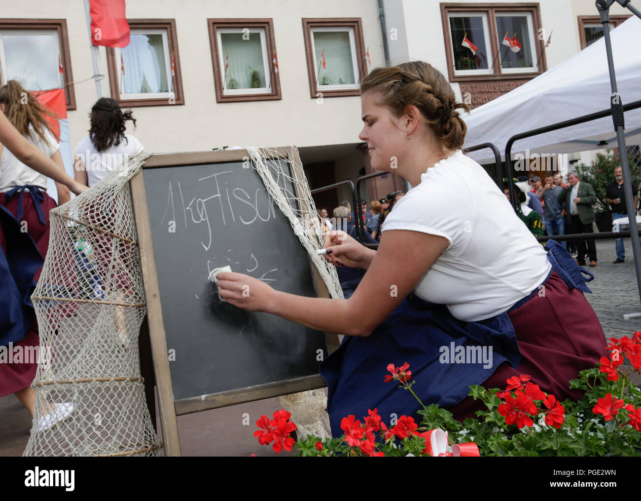 Worms, Deutschland. 25 Aug, 2018. Die Teilnehmer führen die Tanz Der fishwives. Der größte Wein- und Volksfest am Rhein, das backfischfest in Worms begann mit der traditionellen Übergabe der Macht aus dem Oberbürgermeister, dem Bürgermeister von der Fischer, Lea. Die Zeremonie wurde von Tänzen und Musik umrahmt. Quelle: Michael Debets/Pacific Press/Alamy leben Nachrichten Stockfoto