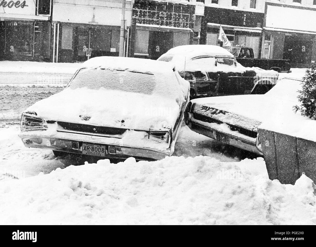 Snowbound Auto stecken seitwärts auf die Straße November 1966 Stockfoto