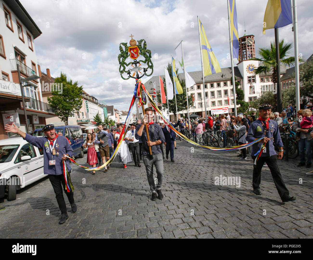 Worms, Deutschland. 25 Aug, 2018. Eine Delegation der Fischer Fischerwaad (LEA), wo die Fischer in der Vergangenheit zu leben, Marsch durch die Innenstadt. Der größte Wein- und Volksfest am Rhein, das backfischfest in Worms begann mit der traditionellen Übergabe der Macht aus dem Oberbürgermeister, dem Bürgermeister von der Fischer, Lea. Die Zeremonie wurde von Tänzen und Musik umrahmt. Quelle: Michael Debets/Pacific Press/Alamy leben Nachrichten Stockfoto