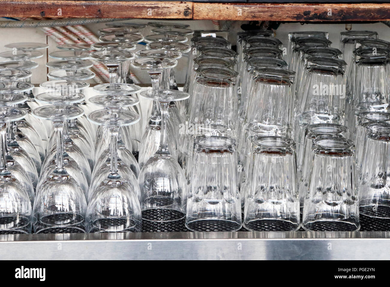 Glaswaren bereit für die Verwendung in einem kommerziellen Bar Stockfoto