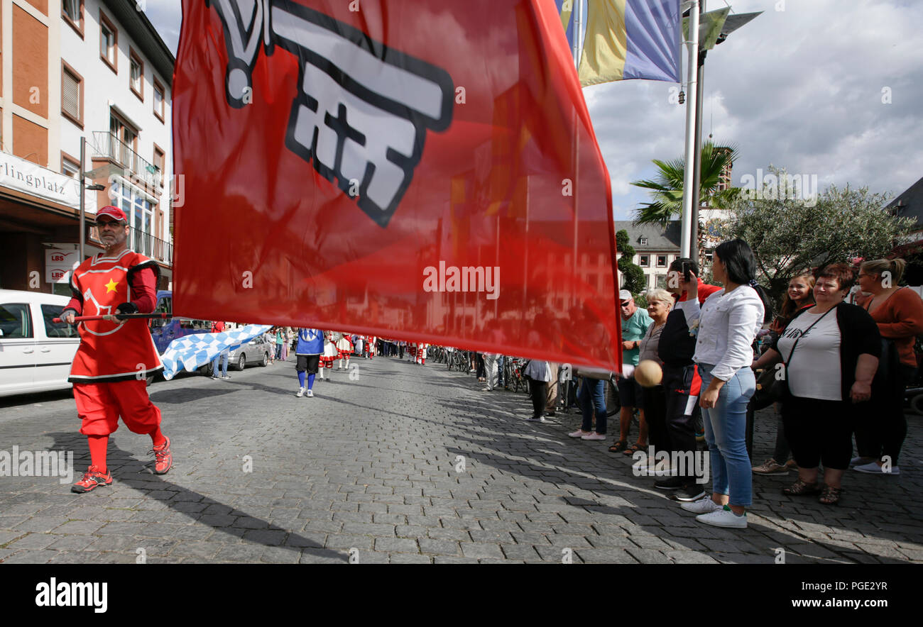 Worms, Deutschland. 25 Aug, 2018. Eine Color Guard marschiert mit einer Flagge von Worms durch die Innenstadt. Der größte Wein- und Volksfest am Rhein, das backfischfest in Worms begann mit der traditionellen Übergabe der Macht aus dem Oberbürgermeister, dem Bürgermeister von der Fischer, Lea. Die Zeremonie wurde von Tänzen und Musik umrahmt. Quelle: Michael Debets/Pacific Press/Alamy leben Nachrichten Stockfoto