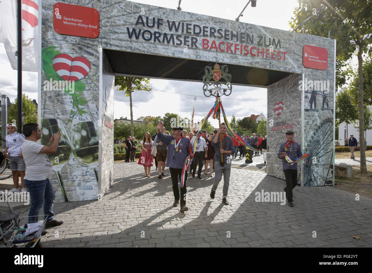 Worms, Deutschland. 25 Aug, 2018. Eine Delegation der Fischer Fischerwaad (LEA), wo die Fischer in der Vergangenheit zu leben, März über das Messegelände. Der größte Wein- und Volksfest am Rhein, das backfischfest in Worms begann mit der traditionellen Übergabe der Macht aus dem Oberbürgermeister, dem Bürgermeister von der Fischer, Lea. Die Zeremonie wurde von Tänzen und Musik umrahmt. Quelle: Michael Debets/Pacific Press/Alamy leben Nachrichten Stockfoto