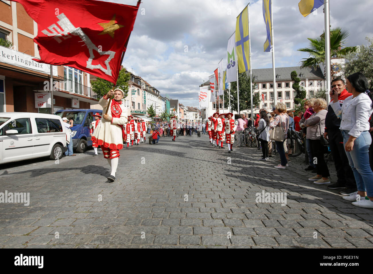 Worms, Deutschland. 25 Aug, 2018. Gesellen Marsch durch die Innenstadt von Worms. Der größte Wein- und Volksfest am Rhein, das backfischfest in Worms begann mit der traditionellen Übergabe der Macht aus dem Oberbürgermeister, dem Bürgermeister von der Fischer, Lea. Die Zeremonie wurde von Tänzen und Musik umrahmt. Quelle: Michael Debets/Pacific Press/Alamy leben Nachrichten Stockfoto