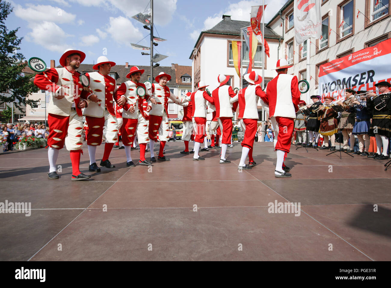 Worms, Deutschland. 25 Aug, 2018. Gesellen führen den Tanz der Gesellen auf der Eröffnungsfeier der Backfischfest 2018. Der größte Wein- und Volksfest am Rhein, das backfischfest in Worms begann mit der traditionellen Übergabe der Macht aus dem Oberbürgermeister, dem Bürgermeister von der Fischer, Lea. Die Zeremonie wurde von Tänzen und Musik umrahmt. Quelle: Michael Debets/Pacific Press/Alamy leben Nachrichten Stockfoto