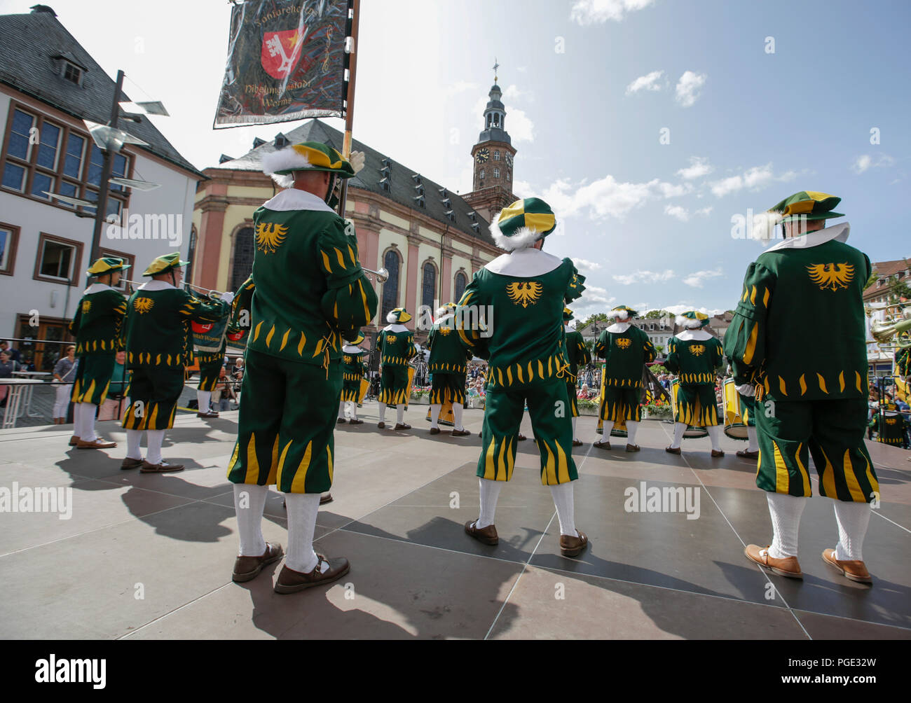 Worms, Deutschland. 25 Aug, 2018. Mitglieder aus dem Fanfaren Corps der Stadt Worms sind bei der Eröffnung dargestellt. Der größte Wein- und Volksfest am Rhein, das backfischfest in Worms begann mit der traditionellen Übergabe der Macht aus dem Oberbürgermeister, dem Bürgermeister von der Fischer, Lea. Die Zeremonie wurde von Tänzen und Musik umrahmt. Quelle: Michael Debets/Pacific Press/Alamy leben Nachrichten Stockfoto