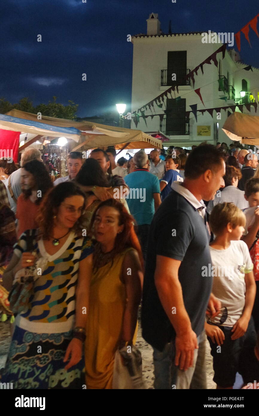 Spanien, Andalusien, Costa del Sol. Das jährliche Festival der drei Kulturen. Der Islam, das Judentum, das Christentum. Abend und Besucher genießen Sie das Essen und Willkommen Stockfoto