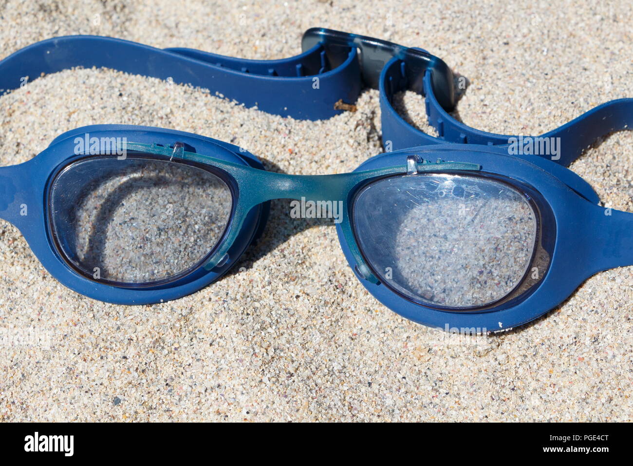 Blue Schwimmbrille auf dem Sand des Strandes Stockfoto