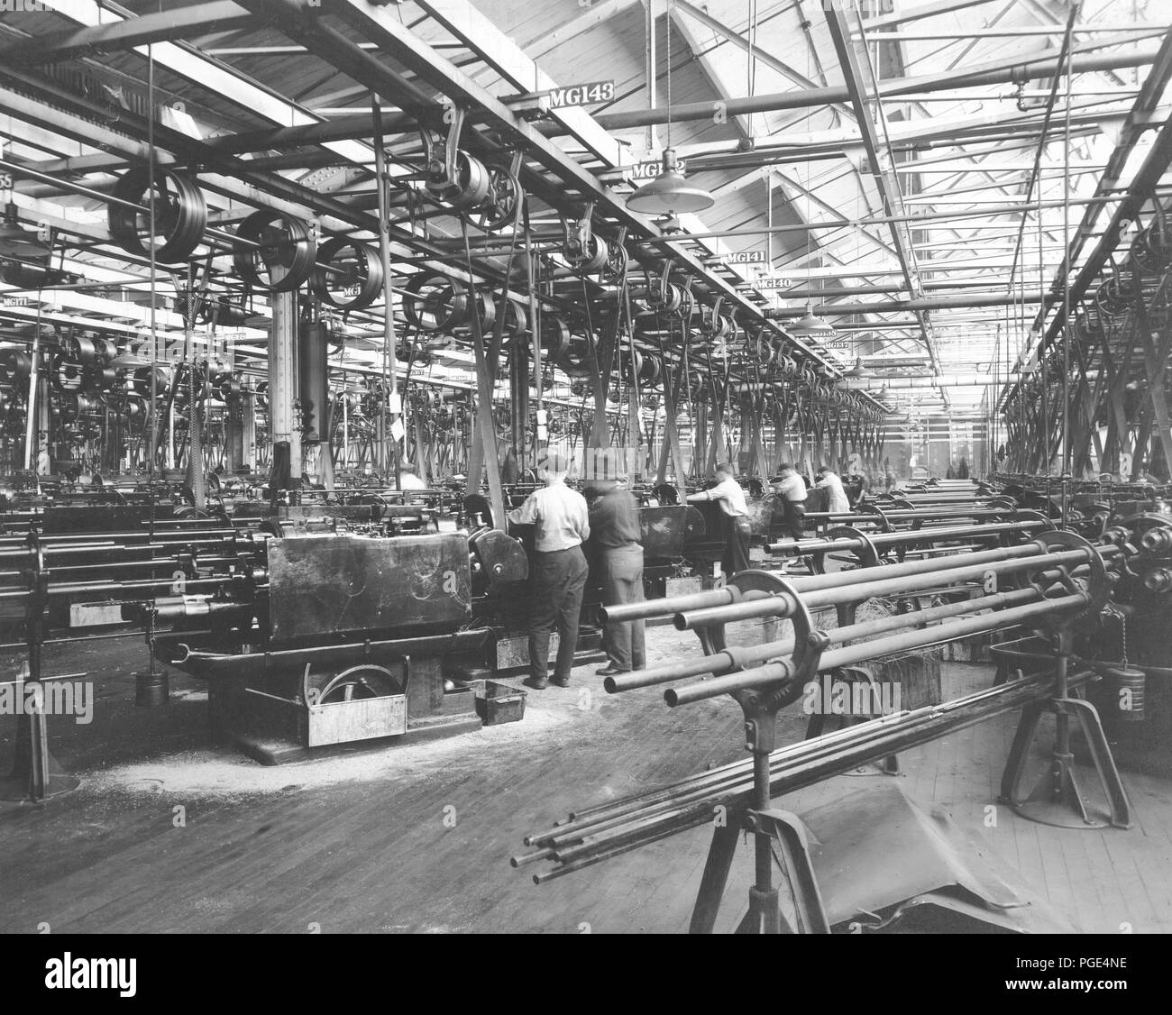 Herstellung von Curtiss Ox-5 Flugzeug Motoren bei der Willy-s Morrow Pflanze, Elmira, New York. Viele der größeren Teile der Motoren sind auch auf grosse Automatik von der Art der in dieser Ansicht angezeigt. Gridley Automatik verwendet wird. Stockfoto