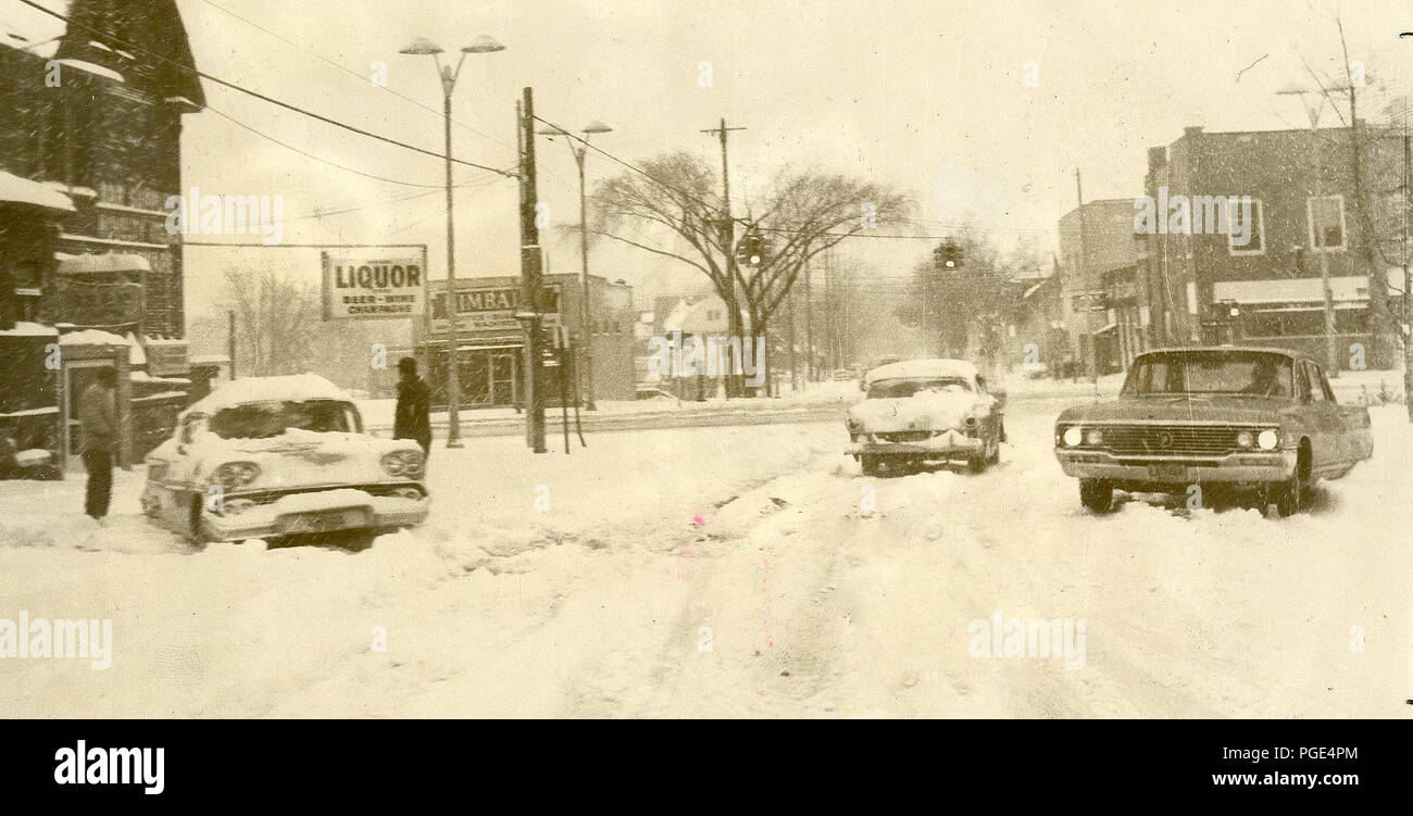 Autos stecken auf Snow-Clogged Street November 1966 Stockfoto