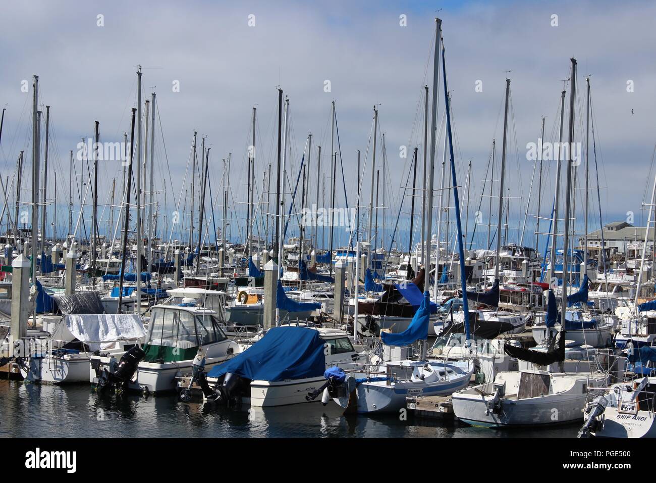 Segelboote günstig entlang der Monterey Docks, Monterey, Monterey Bay, Kalifornien, USA Stockfoto