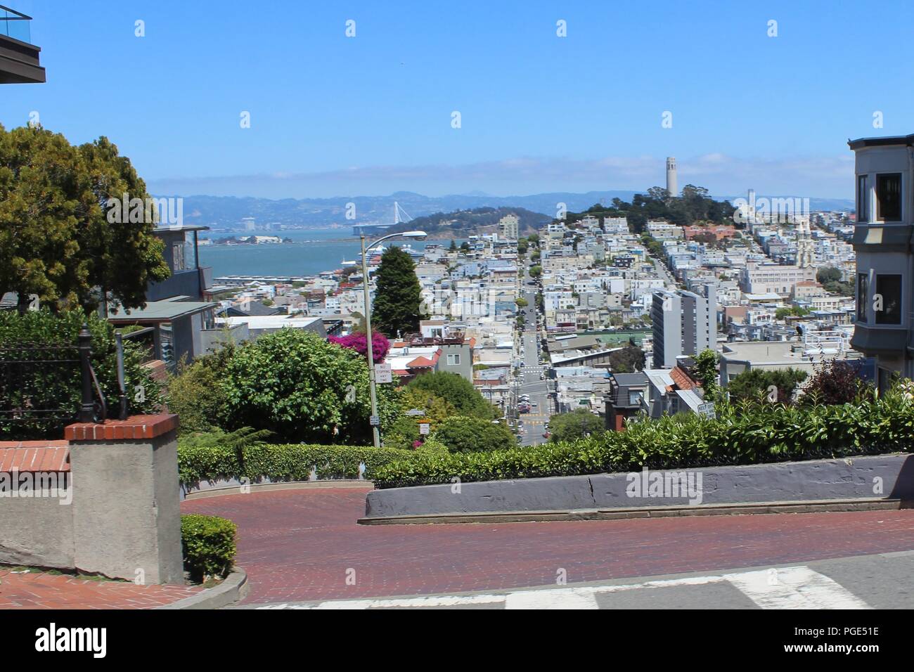 Blick hinunter Lombard Street in Richtung der Coit Tower, San Francisco, Kalifornien, USA Stockfoto