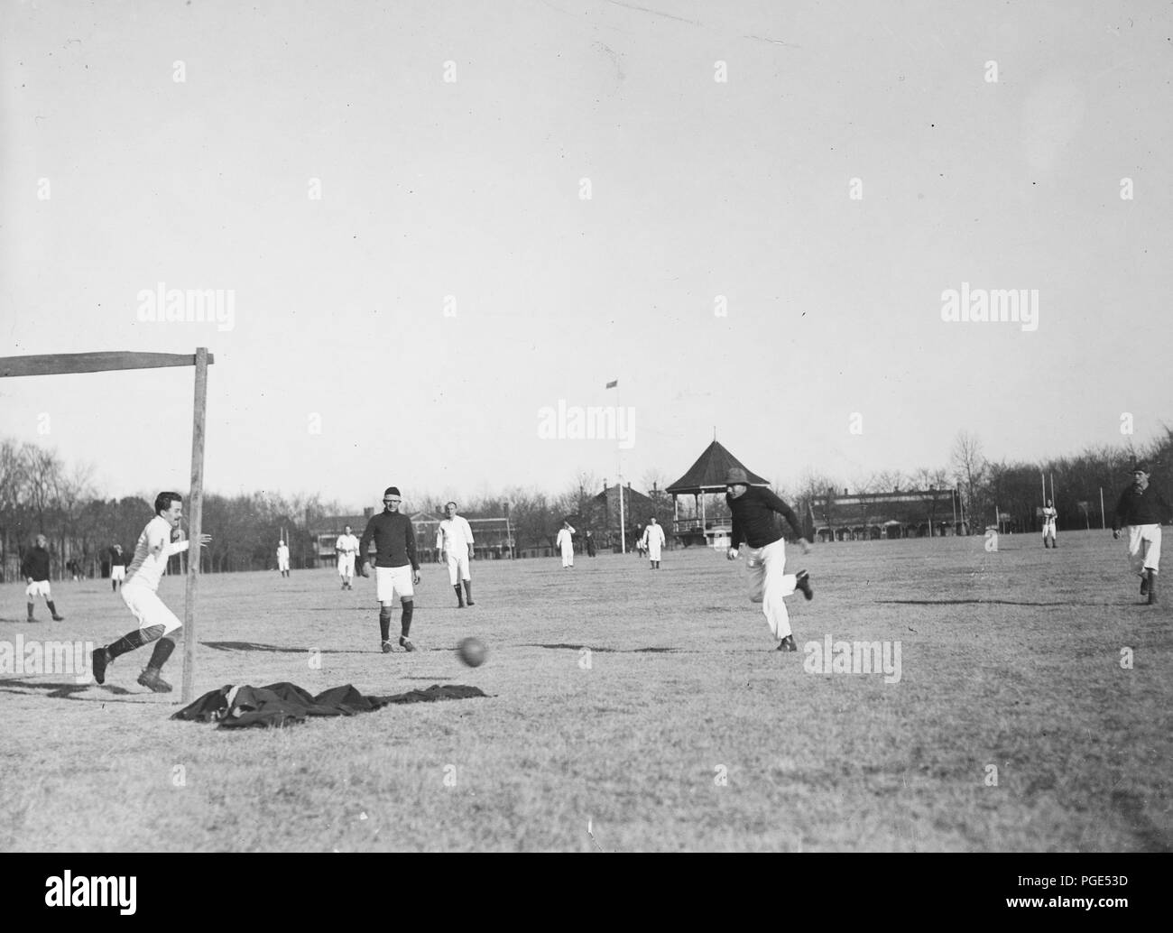 An den deutschen Gefangenenlager, Fort McPherson, Georgia. Foto zeigt abgeholt Teams, Deutschen aus den Besatzungen der Kron Prinz Wilhelm und Prinz Eitel Friedrich der von den USA ergriffen wurden, spielen Sie eine Partie Fußball für die Meisterschaft der Gefangenenlager. April 1918 Stockfoto