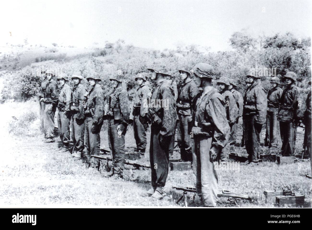 Zweiter Weltkrieg / Kursk, Waffen SS-Truppen der LSsah in Tarnung mit Maschinengewehrwaffen an der Russischen Front 1943 Stockfoto