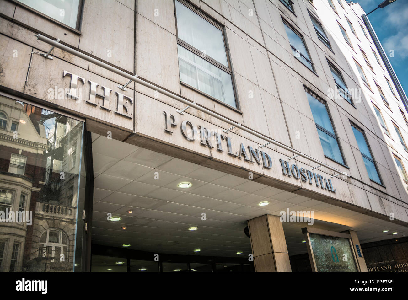 Eingang Beschilderungen für die Portland Krankenhaus für Frauen und Kinder auf der Great Portland Street, London, W1, UK Stockfoto