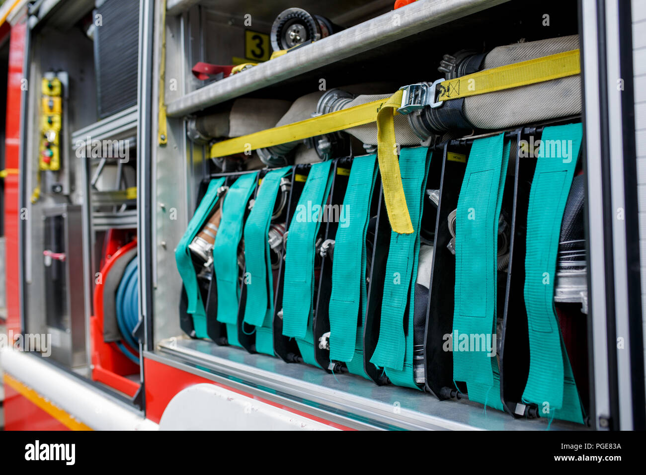 Foto von Open fire truck mit Schläuchen Stockfoto