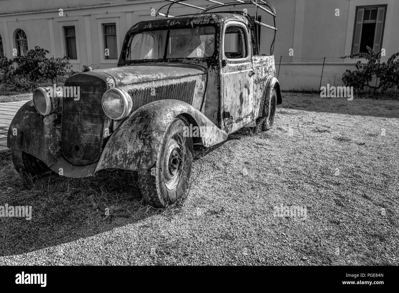 Das ist ein Bild von einem alten verrosteten Lkw außerhalb einer Farm in Griechenland. Stockfoto