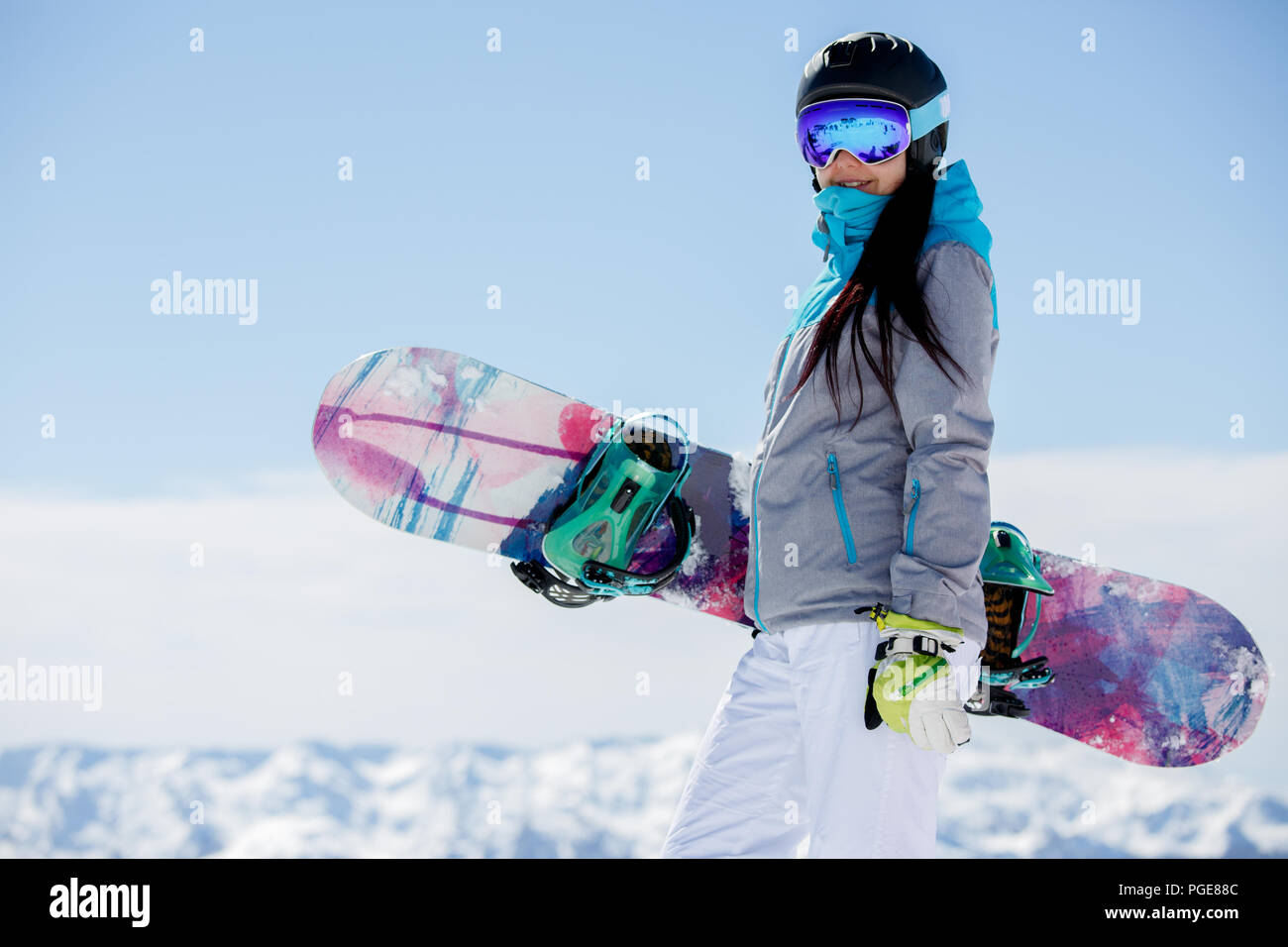 Foto von Frau wandern Helm mit Snowboard auf Schnee Berge Hintergrund Stockfoto
