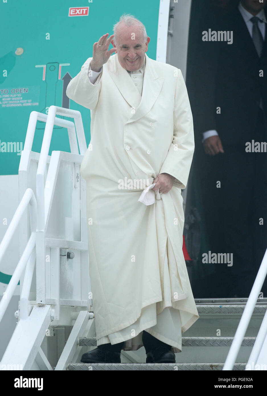 Papst Franziskus wird von einer Delegation des Klerus und der Vertreter von Ireland West Airport begrüßt, als er am Flughafen in Knock im County Mayo ankommt, als Teil seines Besuchs in Irland. Stockfoto
