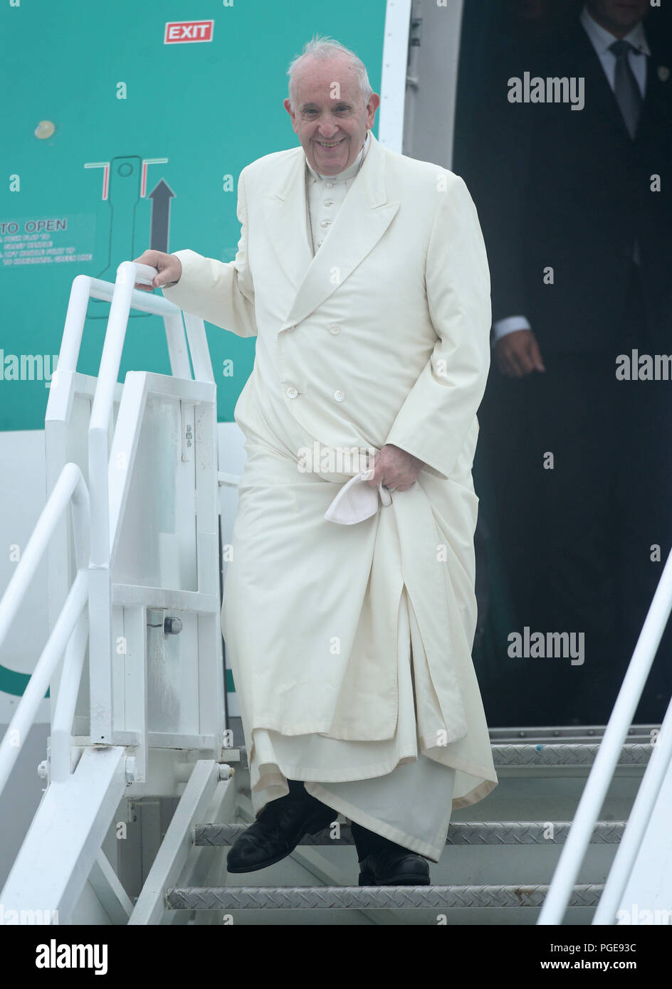 Papst Franziskus wird von einer Delegation des Klerus und der Vertreter von Ireland West Airport begrüßt, als er am Flughafen in Knock im County Mayo ankommt, als Teil seines Besuchs in Irland. Stockfoto
