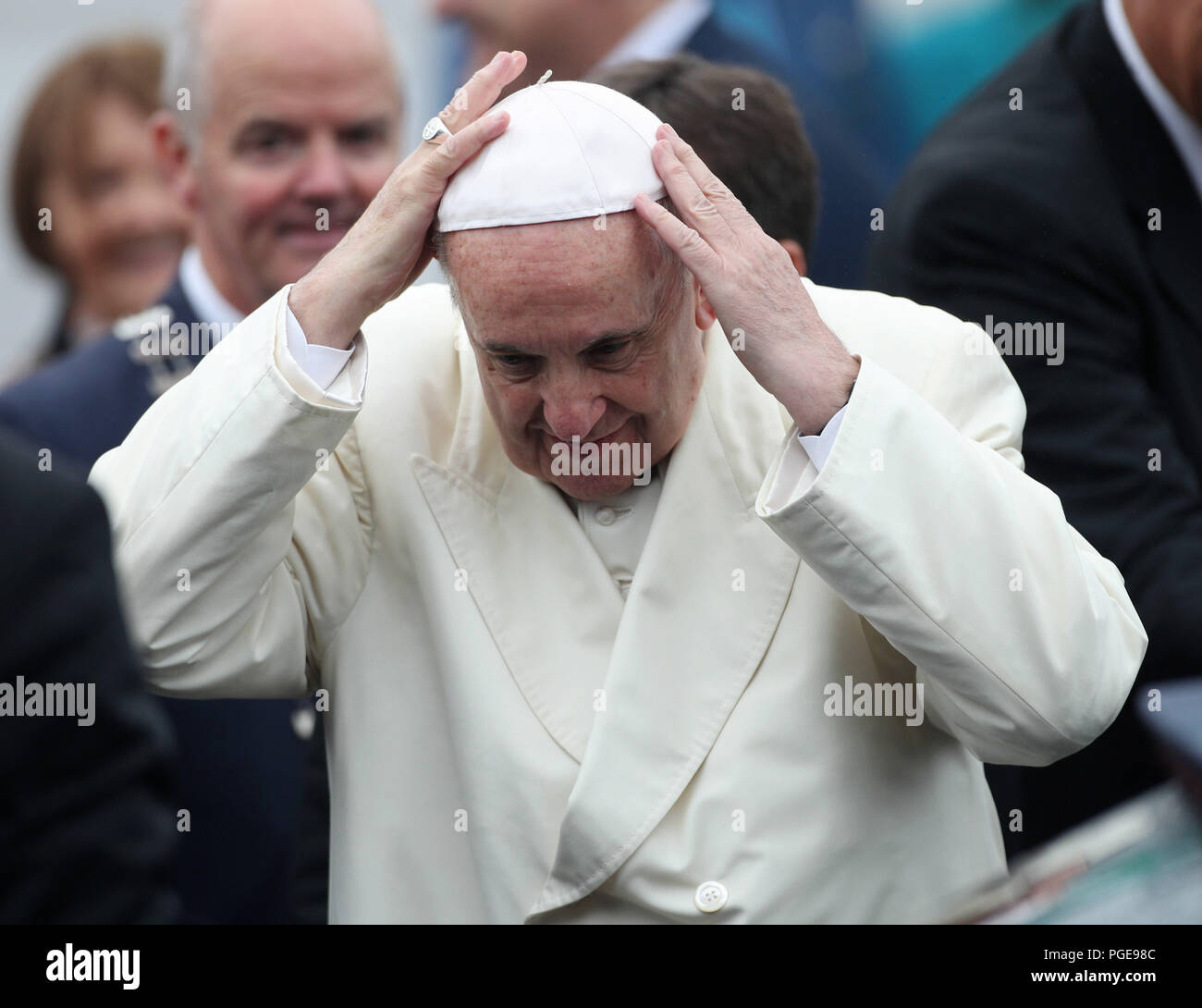 Papst Franziskus wird von einer Delegation des Klerus und der Vertreter von Ireland West Airport begrüßt, als er am Flughafen in Knock im County Mayo ankommt, als Teil seines Besuchs in Irland. Stockfoto