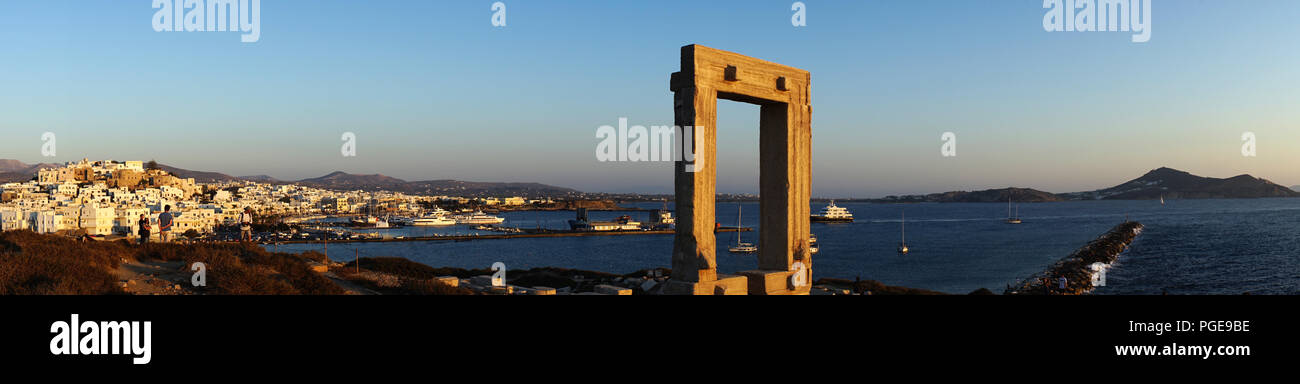 Stadt Naxos mit Portara bei Sonnenuntergang, Insel Naxos, Griechenland Stockfoto