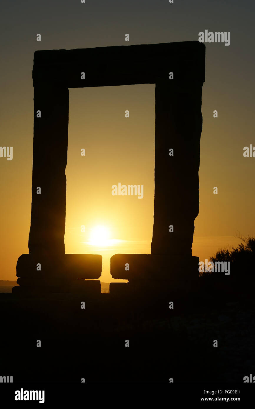 Portara bei Sonnenuntergang, Naxos, Kykladen, Griechenland Stockfoto