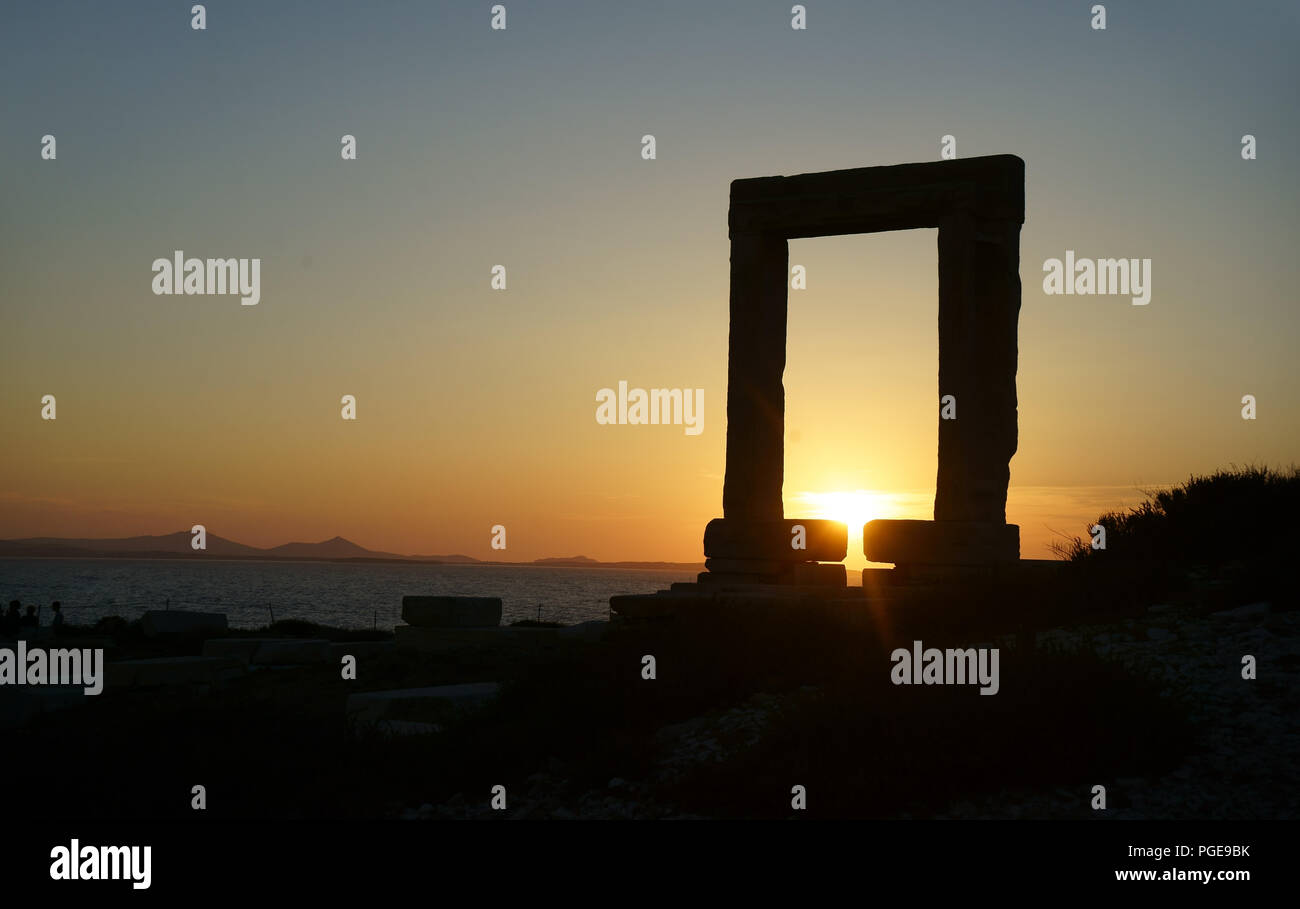 Portara bei Sonnenuntergang, Insel Naxos, Kykladen, Griechenland Stockfoto