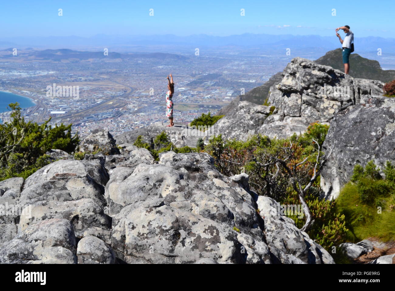 Table Mountain ist 1 der berühmten Wahrzeichen von Kapstadt. Es ist ein Muss für Touristen und Abenteurer. Lesen Sie mehr auf Marybee719.blogspot.com Stockfoto