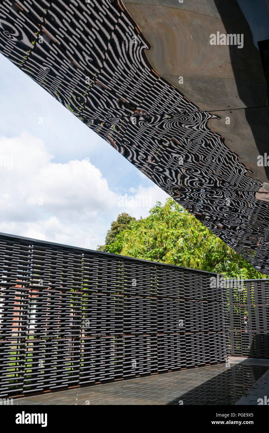 Die 2018 Serpentine Gallery Pavilion entworfen von Frida Escobedo. Stockfoto