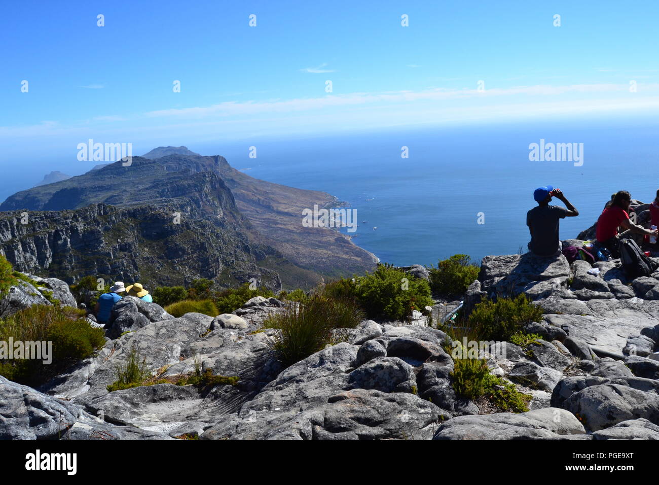 Table Mountain ist 1 der berühmten Wahrzeichen von Kapstadt. Es ist ein Muss für Touristen und Abenteurer. Lesen Sie mehr auf Marybee719.blogspot.com Stockfoto